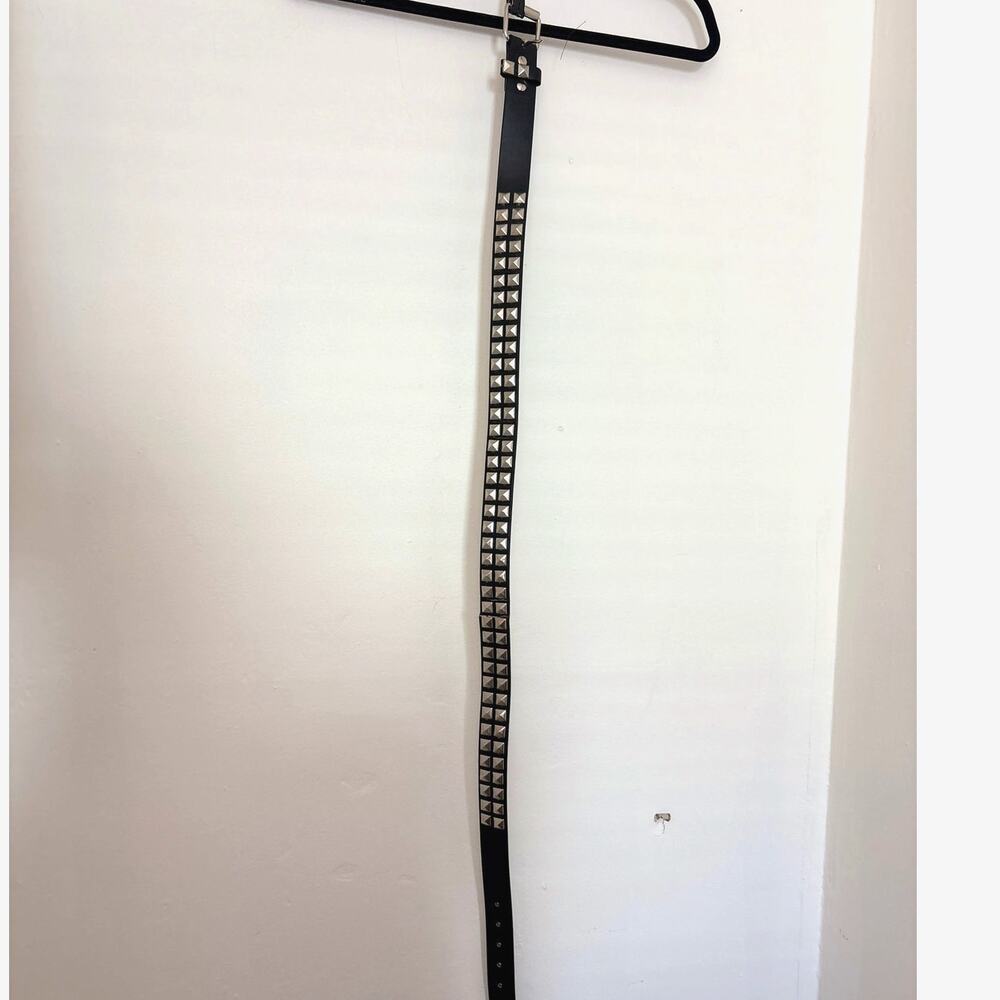 Black Pyramid Studded Belt Size M NWT